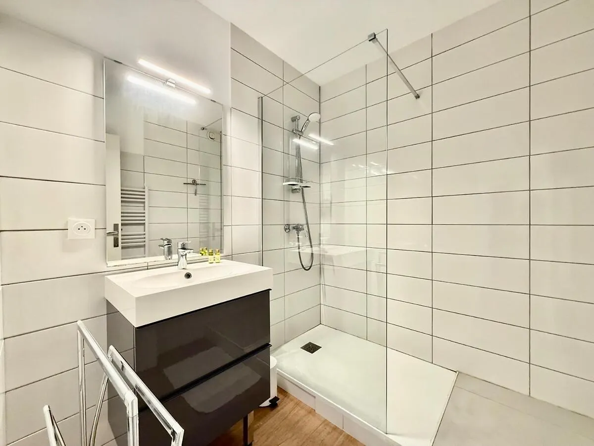 Apartment Moderne & Terrasse - Plein Centre - A Proximite Des Plages Carqueiranne France