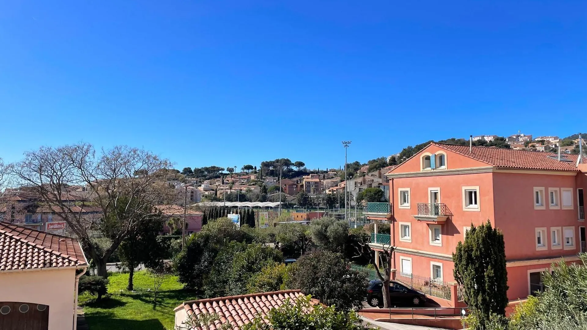 Apartment Moderne & Terrasse - Plein Centre - A Proximite Des Plages Carqueiranne